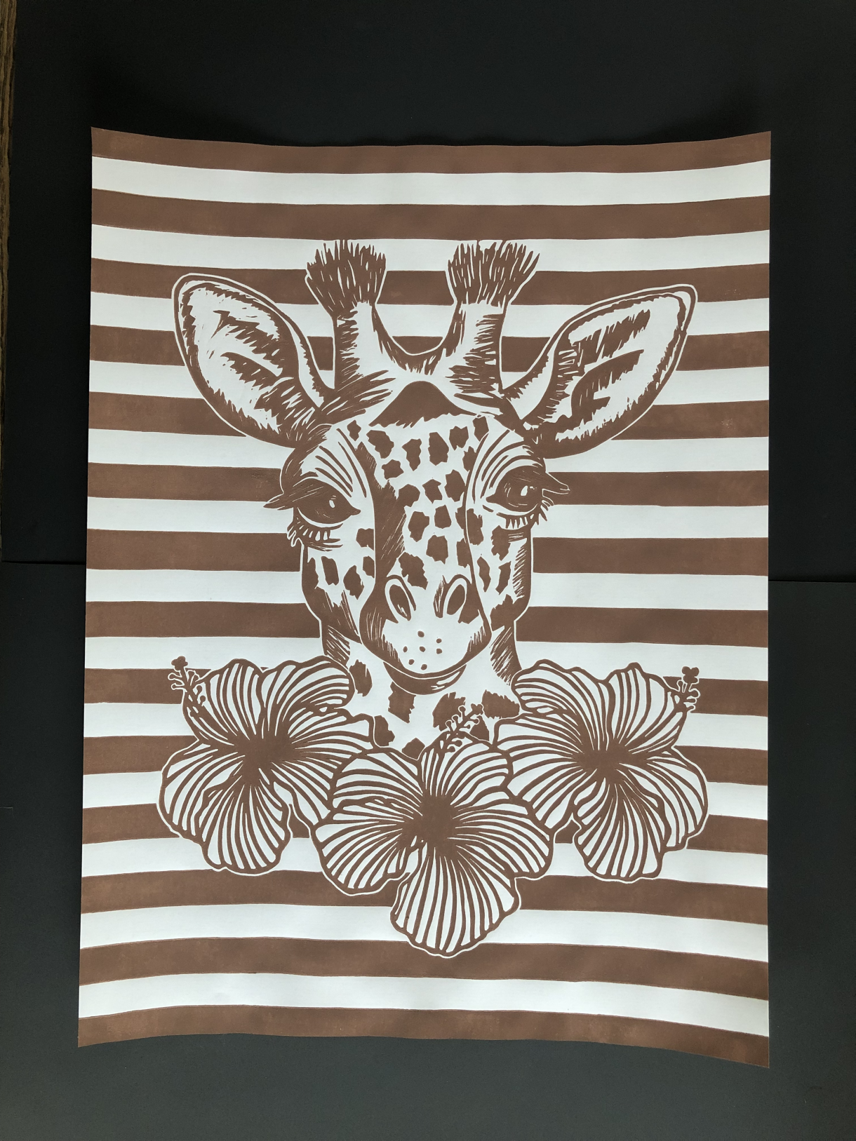 "Pletter p striber" Giraf Linoleumstryk i lys brun